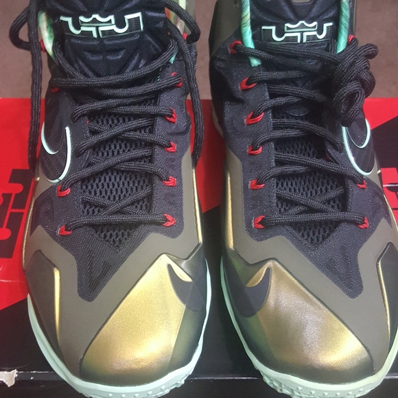 Basketball Shoes - Picture 5 of 8